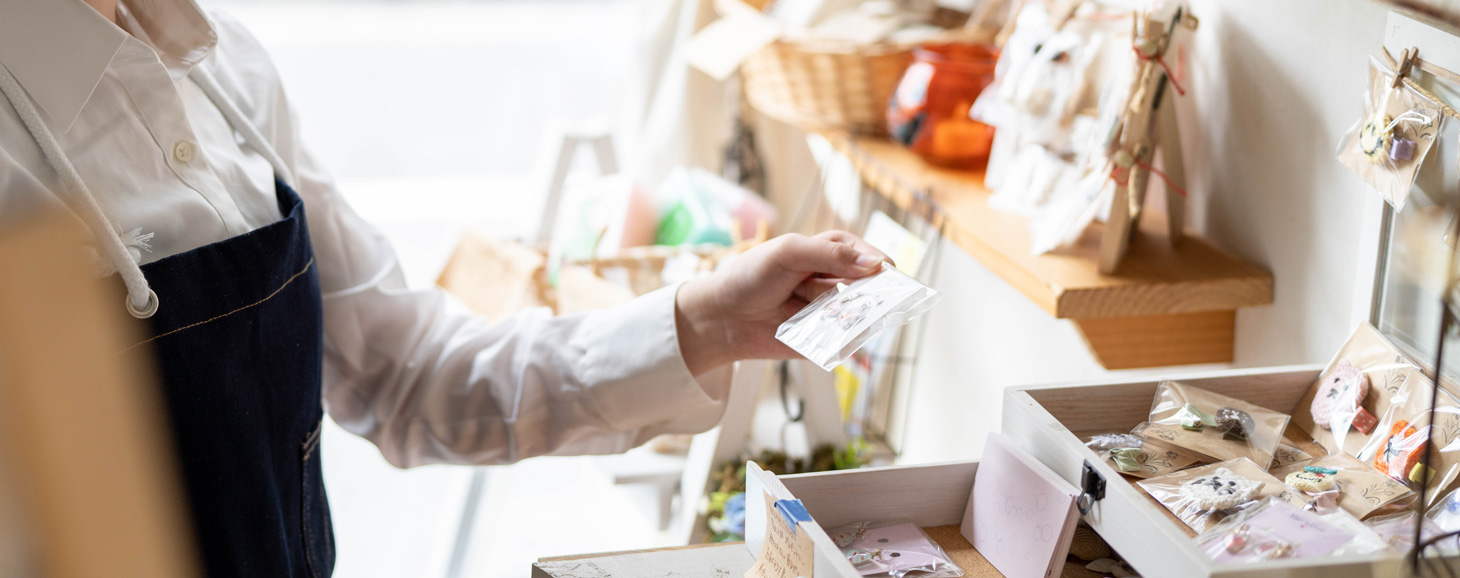 住宅街にひっそりとたたずむハンドメイド雑貨店。毎日の暮らしの中に取り入れられる「ステキな雑貨」を取り扱っているお店です。